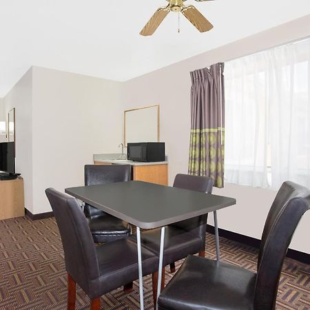Super 8 By Wyndham Bloomfield Hotel Buitenkant foto