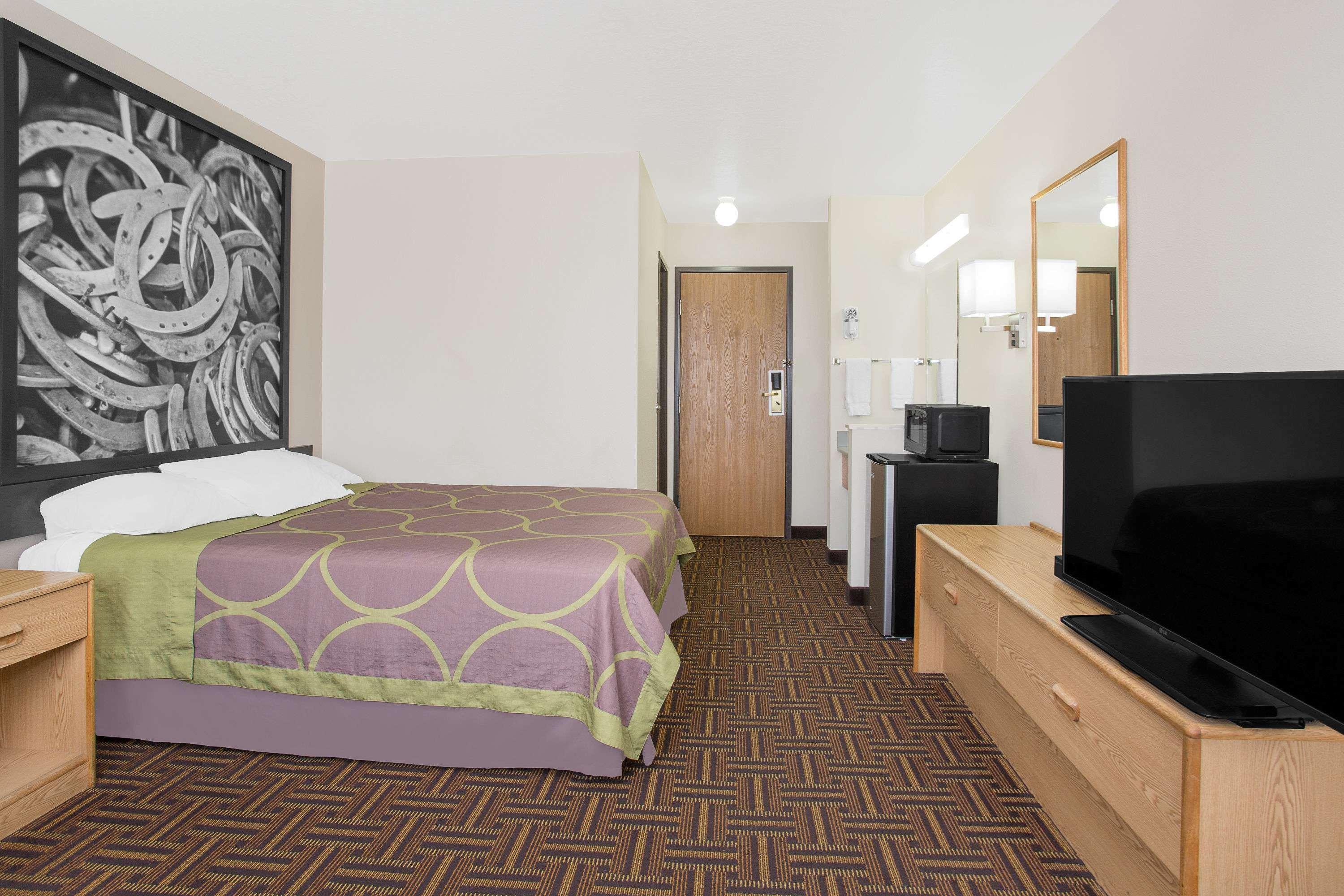 Super 8 By Wyndham Bloomfield Hotel Buitenkant foto