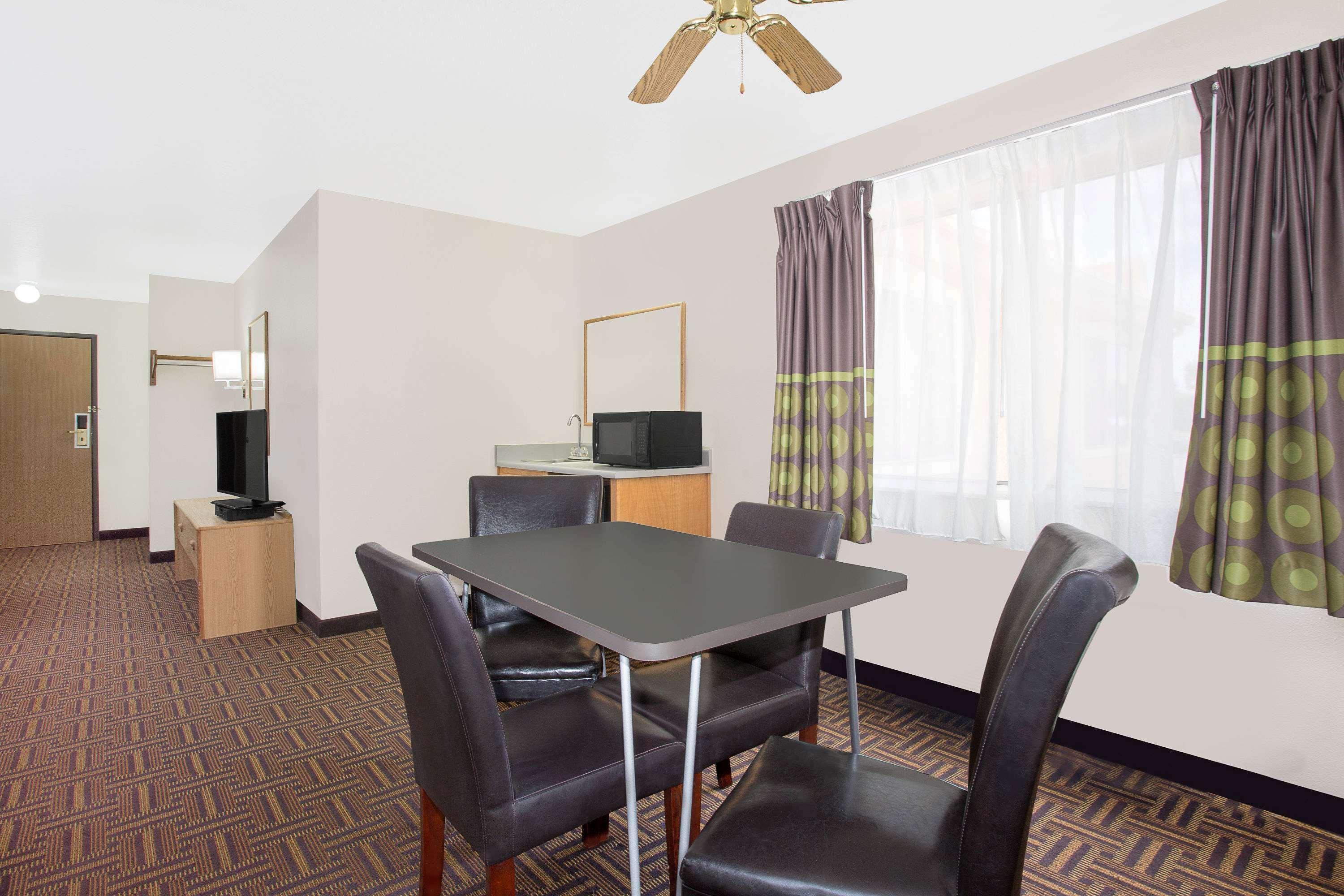 Super 8 By Wyndham Bloomfield Hotel Buitenkant foto