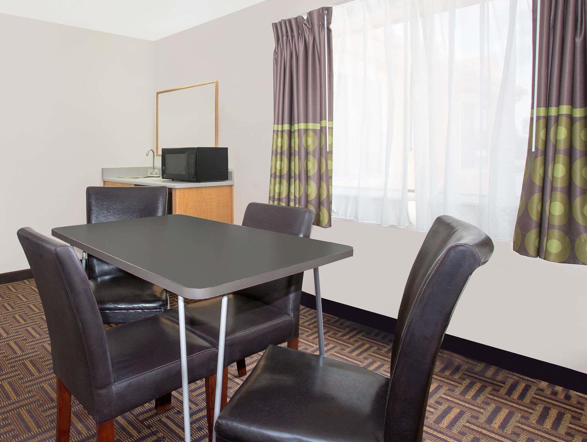 Super 8 By Wyndham Bloomfield Hotel Buitenkant foto