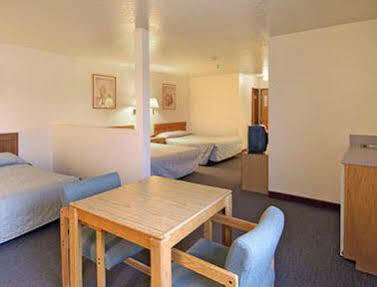 Super 8 By Wyndham Bloomfield Hotel Buitenkant foto