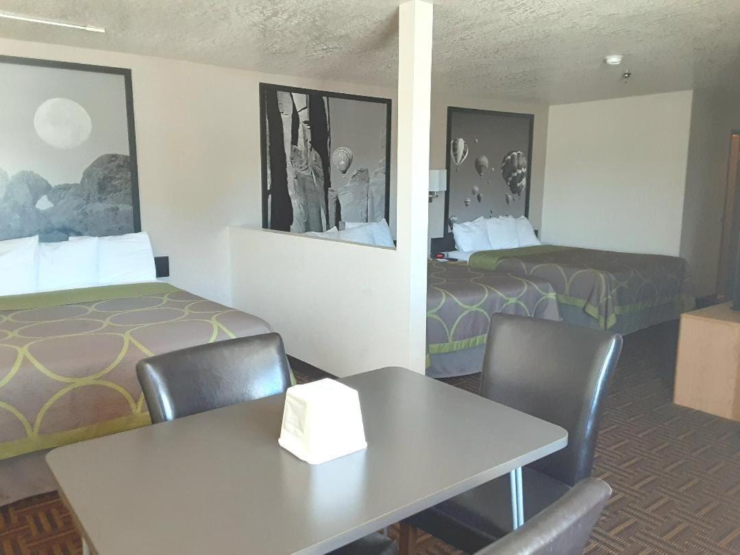Super 8 By Wyndham Bloomfield Hotel Buitenkant foto