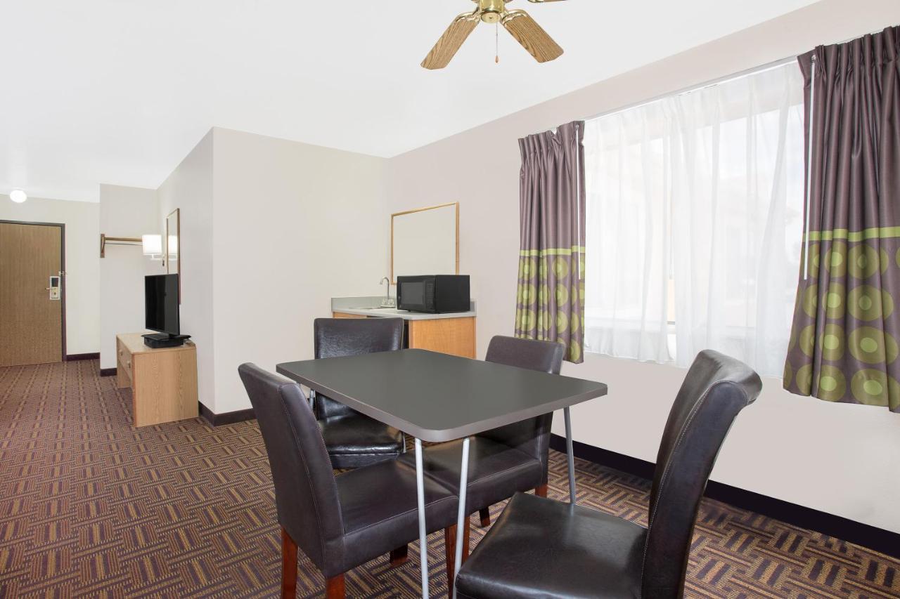 Super 8 By Wyndham Bloomfield Hotel Buitenkant foto
